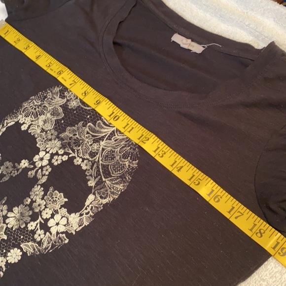 Maurices T-shirt floral skull print short sleeve deep scoop neckline size small - Picture 5 of 9